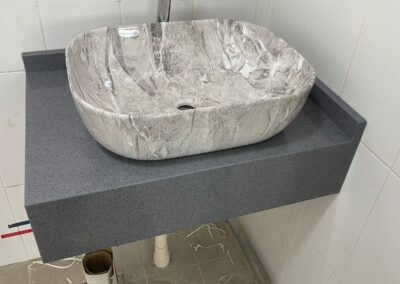 Suspended vanity by Casa Stone quartz surfaces / SINTER Sintered Stone by Casa Stone